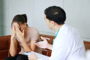 Femme découragée avec un médecin